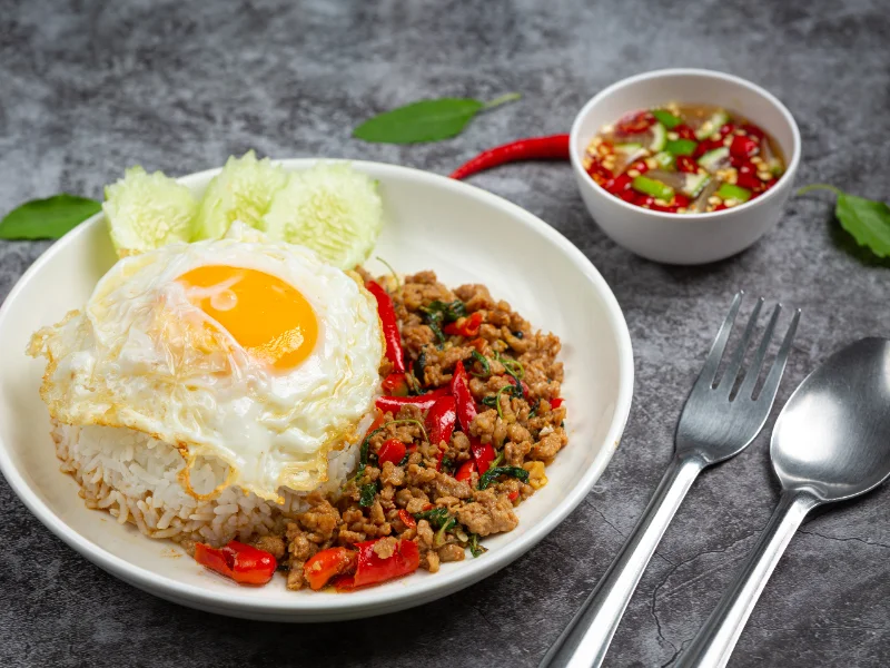 กะเพราหมูสับไข่ดาว