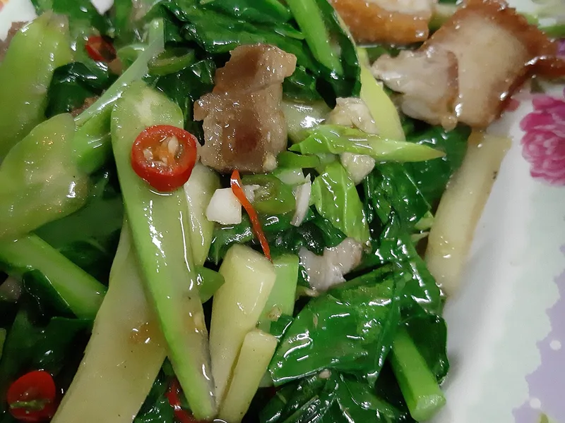 ผัดคะน้าหมูกรอบ